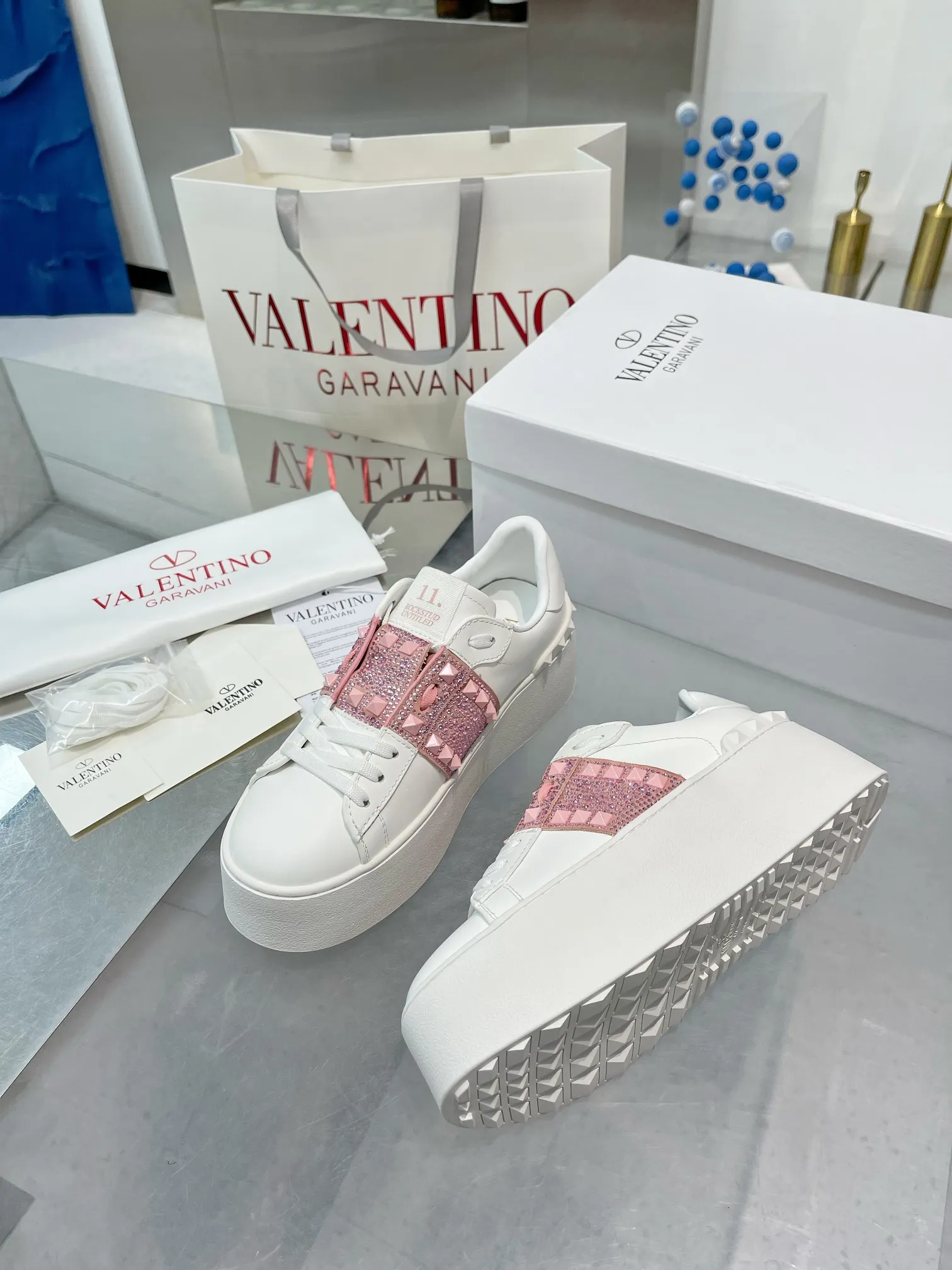 👟👟Ex-factory price 680👟👟 The latest thick-soled high version of Nujia Valentino Valentino 23ss spring and summer thick-soled rivet sports and casual shoes white shoes 2023 latest model hot-selling series hard to find after being launched in Japan Super hot classic rivet series with thick sole 6cm height increase Purchase the original version every detail is very exquisite🎁 Upper: silk cowhide splicing Lining: Cowhide lining Outsole: Original synchronized TPR outsole 6cm height increase Size: Female 35-41 (40.41 customized)